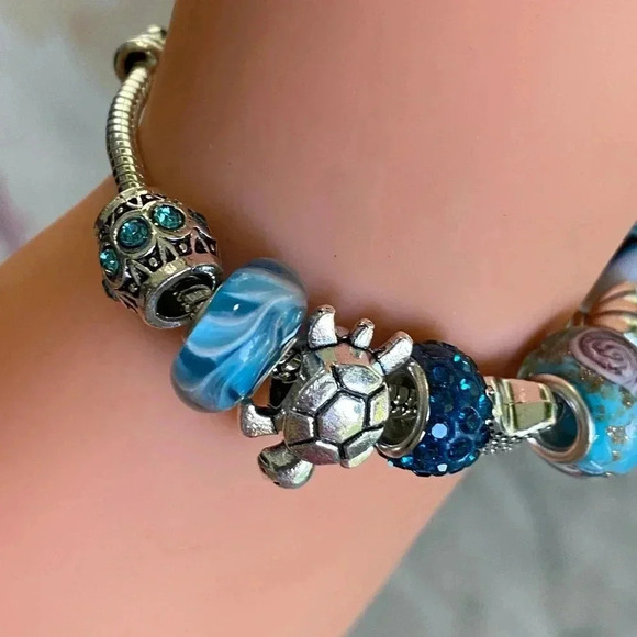 Pretty Blue & Silver Ocean Beach Rondel Bead Charm Bracelet New - Picture 2 of 6